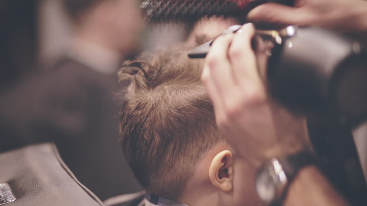 Bambini dal parrucchiere. Acconciature per bambini. Taglio di capelli per bambino. Stile capelli infantile.
