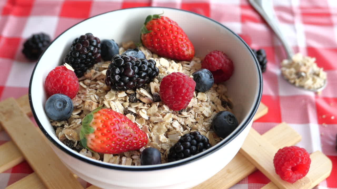 desayuno saludable con bayas y granola