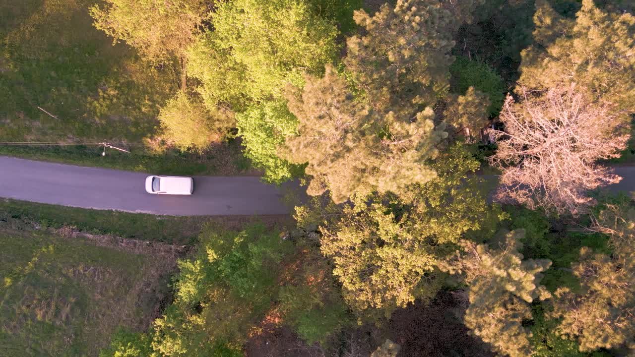 해가 지면 잔디 ⁇ 을 따라 도로를 달리는 자동차