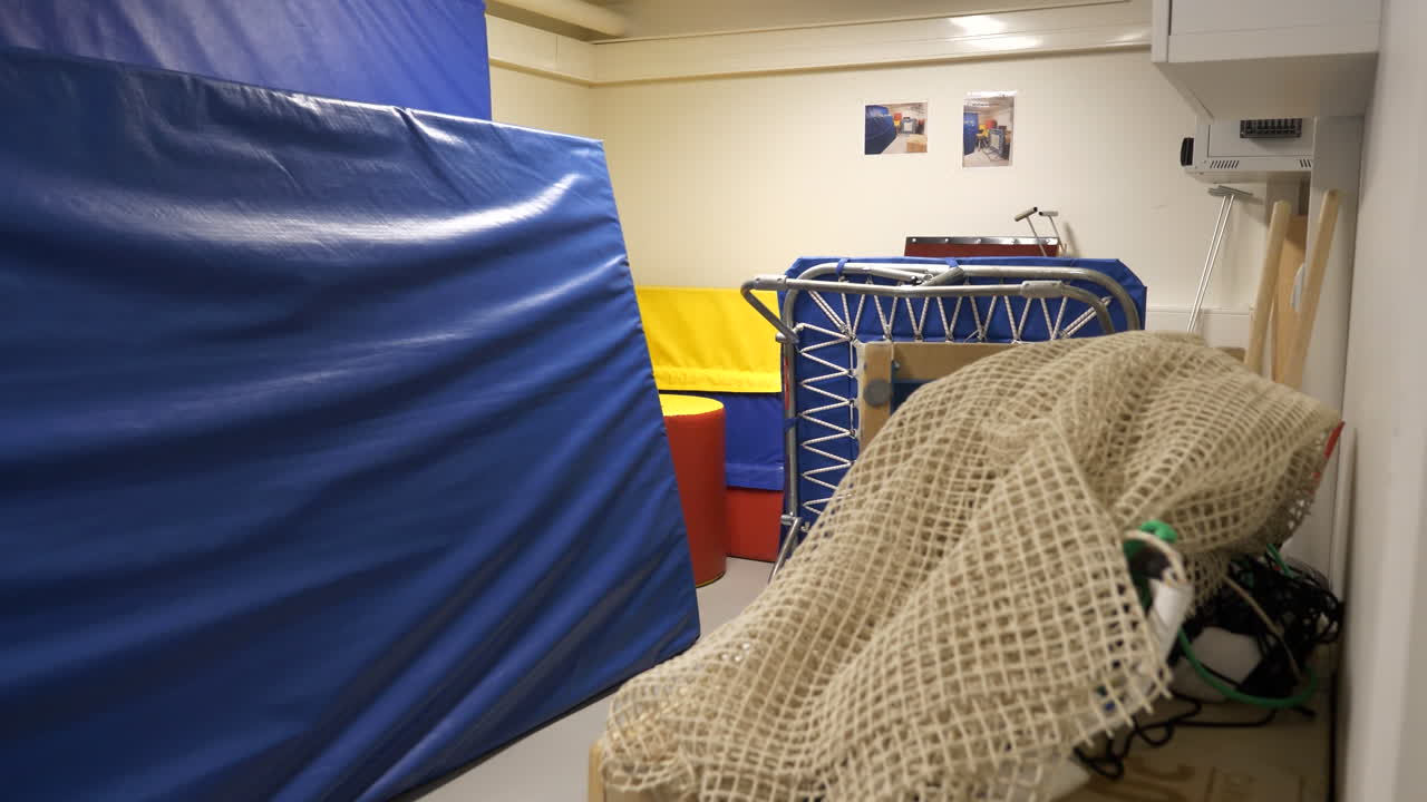 aula para el almacenamiento de equipos de gimnasia para la educación física