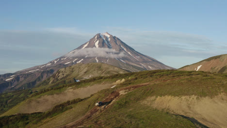 Un-Dron-Disparó-Sobre-Un-Camión-Que-Circulaba-Por-Un-Camino-De-Grava-En-Una-Montaña.