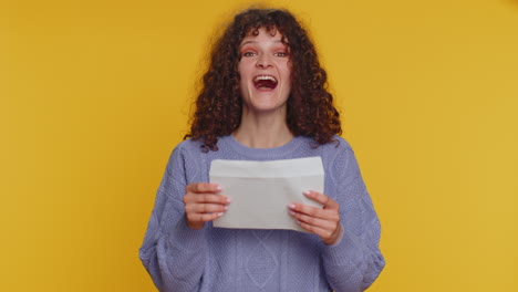 mujer reaccionando a las buenas noticias en una carta
