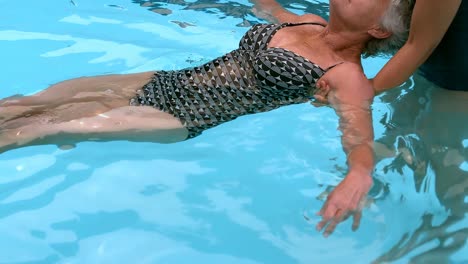 salvador rescatando a una anciana de la piscina