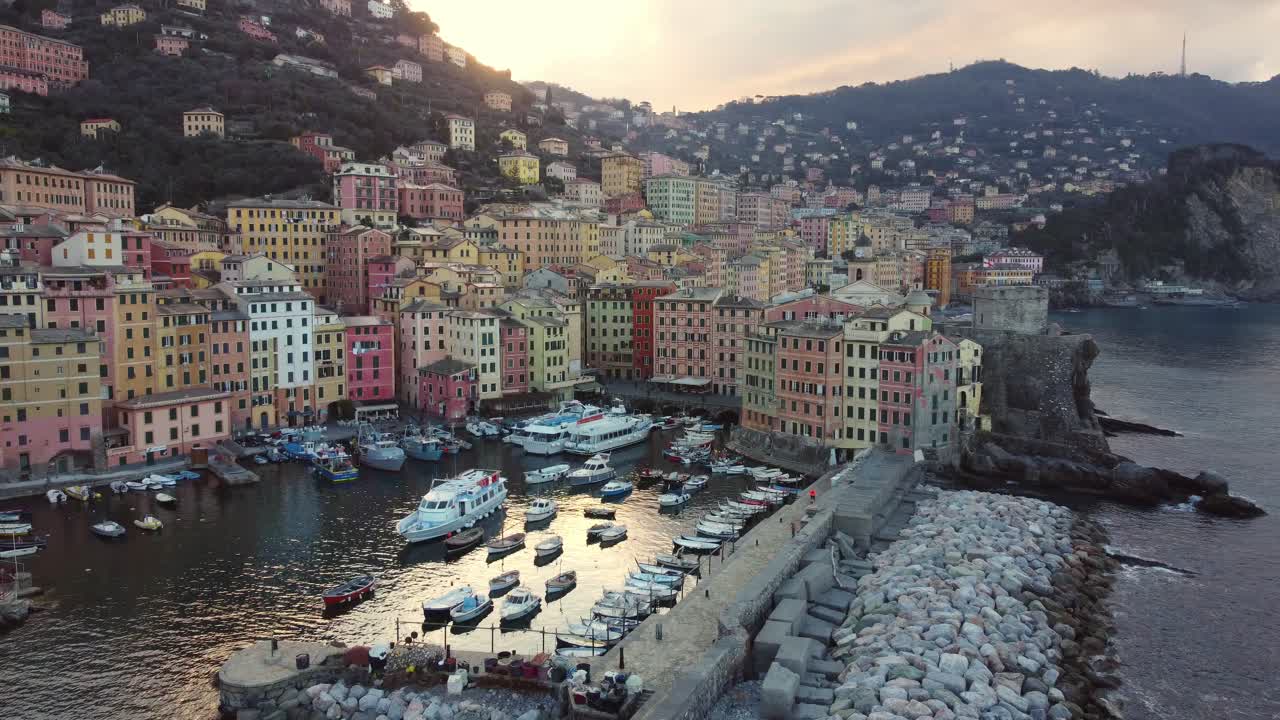 Costa di Camogli, Liguria, Italia, con mare cristallino in inverno all'alba e vista aerea