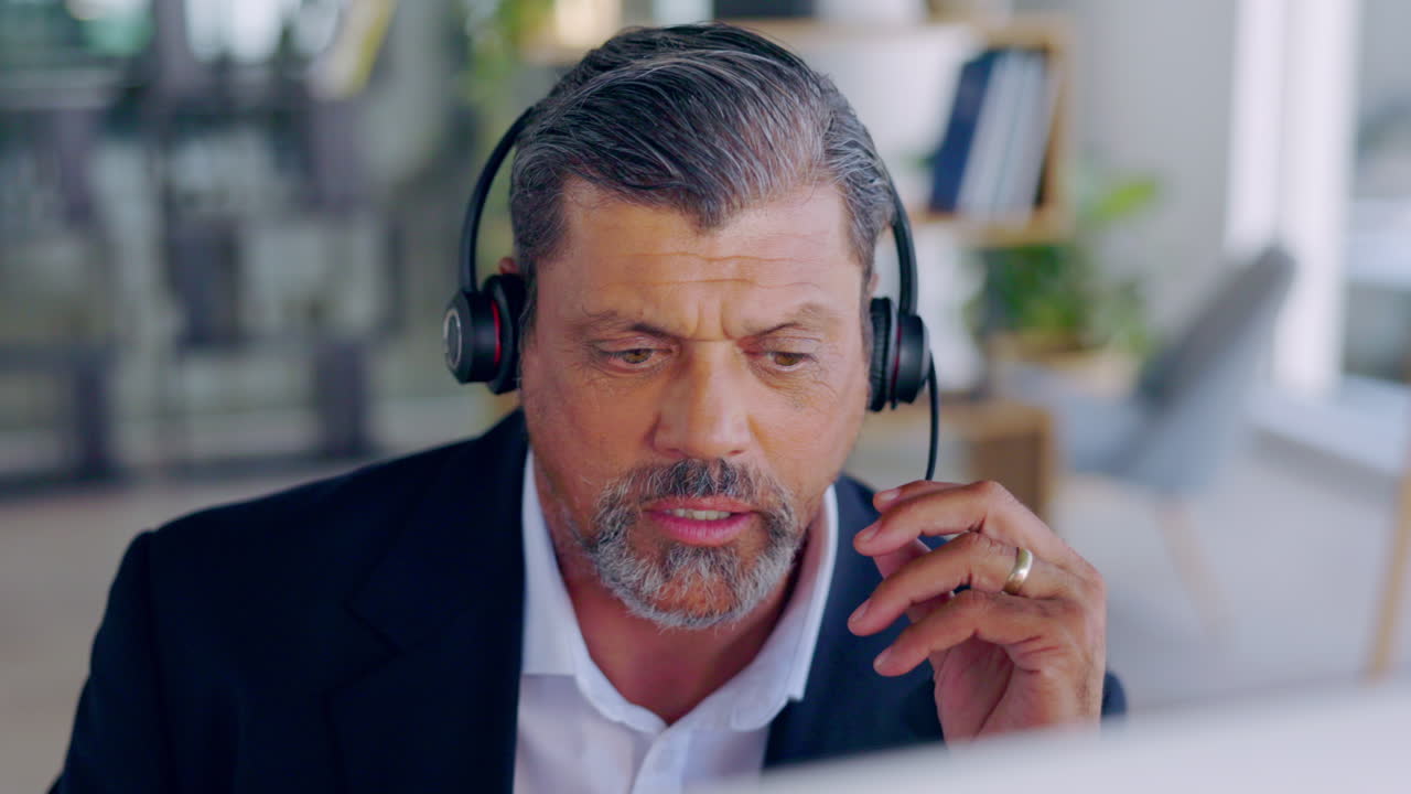 CRM, operatore di call center e uomo anziano