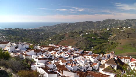 Impresionantes-Vistas-De-Casas-Blancas-En-Frigiliana,-España-Con-Paisaje-Y-Océano