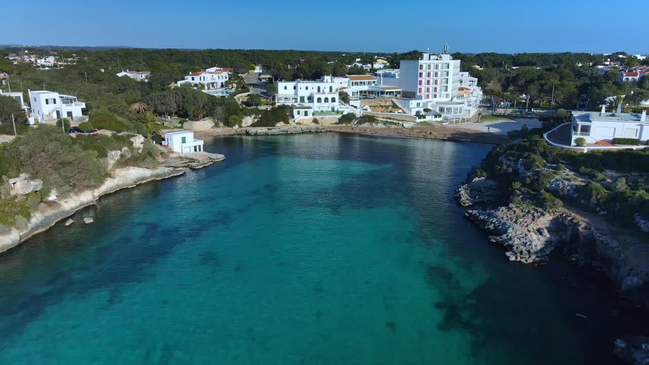 메노르카 항구의 공중 비행 호화 요트
