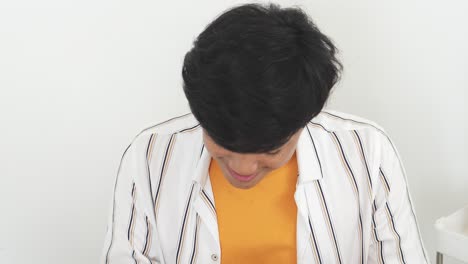 맛있는 인스턴트 누들 새를 맡고, 그에서 소스를 맛보고, 미소 짓고 먹기 시작하는 아시아 젊은이의 면