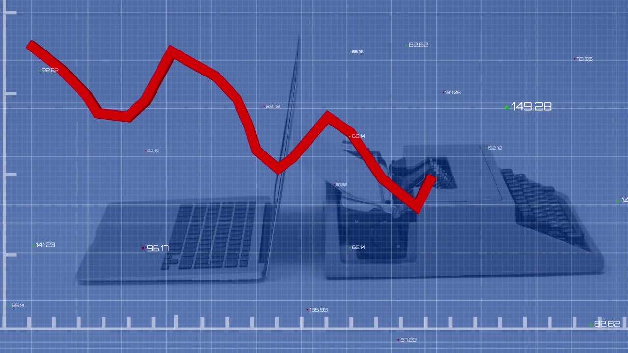 animación del procesamiento de datos estadísticos contra una computadora portátil y una máquina de escribir antigua en el escritorio de la oficina.