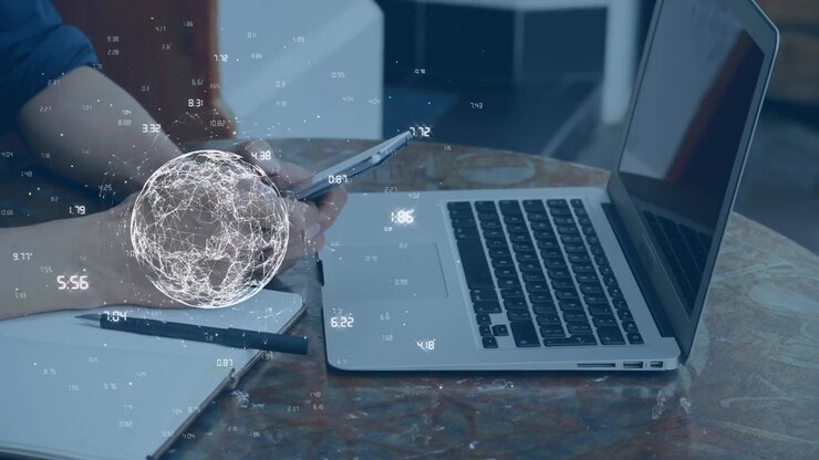 Person bruger smartphone og bærbar computer med digital dataglobe-overlay