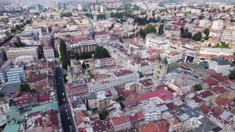 Multikulturelle-Stadt-Sarajevo,-Katholisch,-Orthodoxe-Kirche,-Luftorbit-Stadtbild