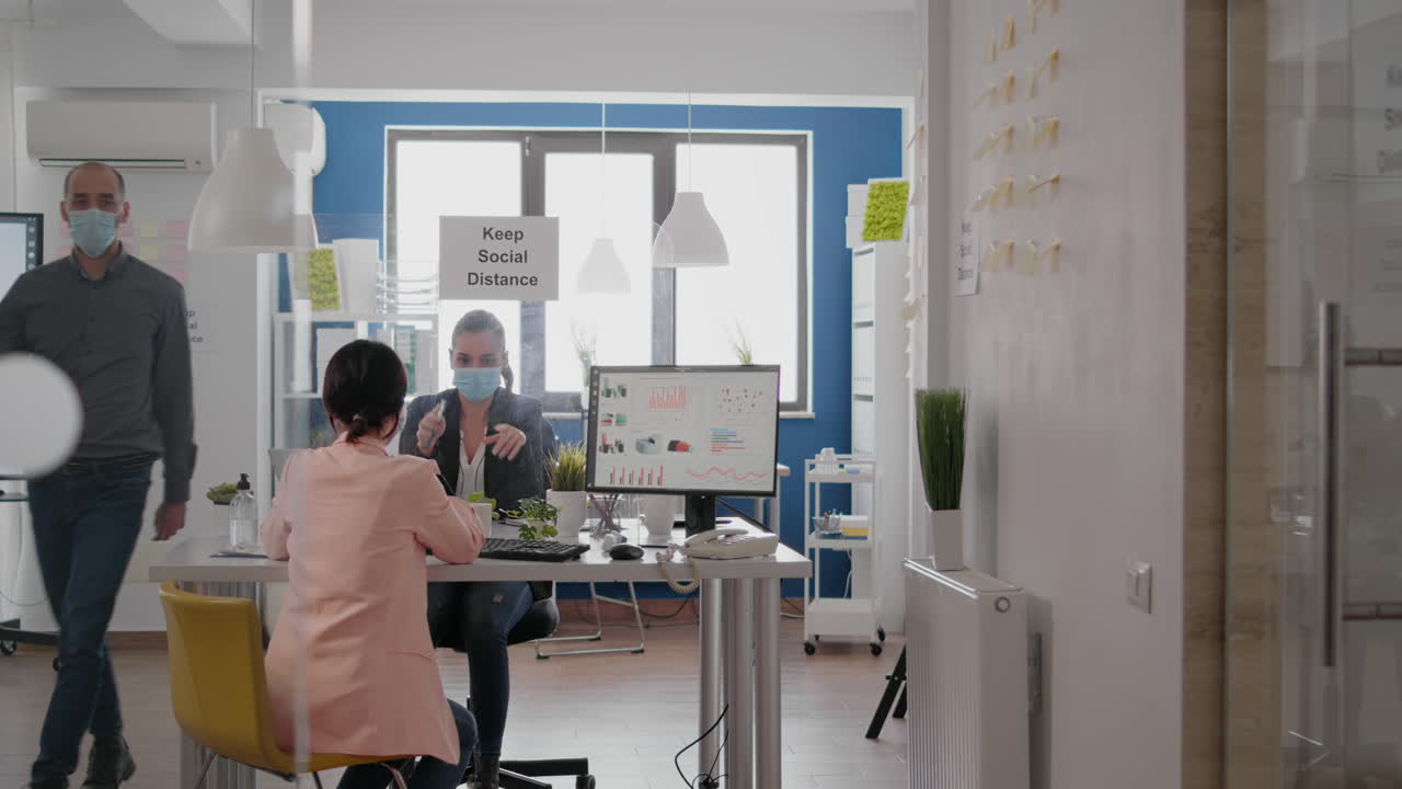 보호 가면 을 착용 한 사업 회의 에서 일 하는 동료 들