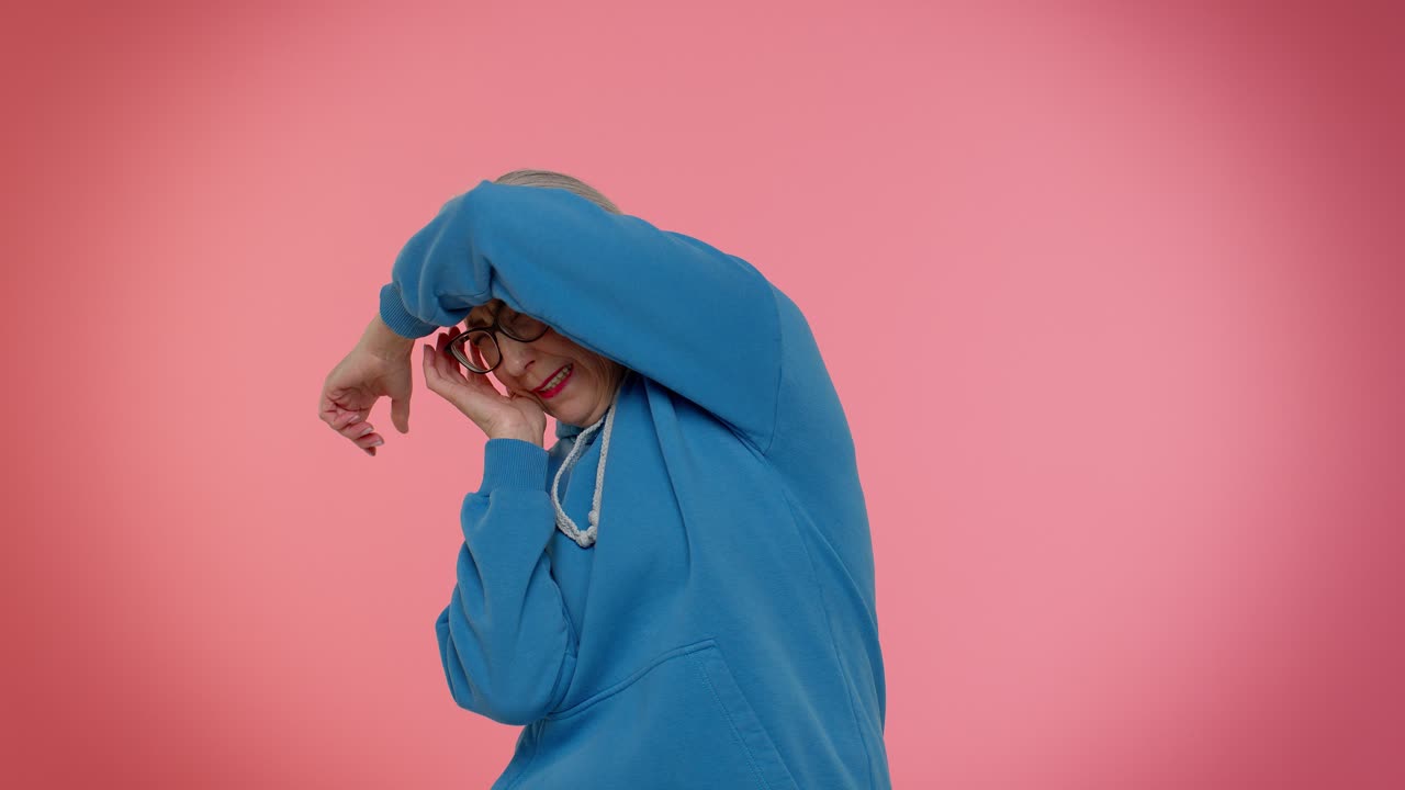 우울증에 시달리는 성숙한 노인이 자신의 두려움을 표현하고 위험에서 멀리 손을 흔들며 '아니요'라고 흔들고 있습니다.