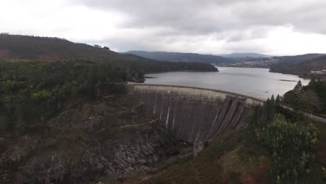 presa de salamonde en el norte de portugal