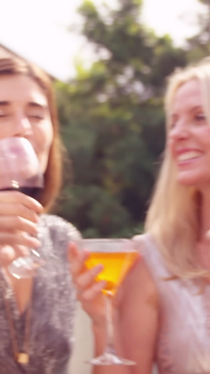 amigos felices tomando una copa juntos