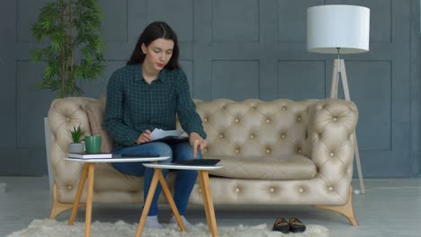 mujer triste sufriendo estrés haciendo contabilidad en casa