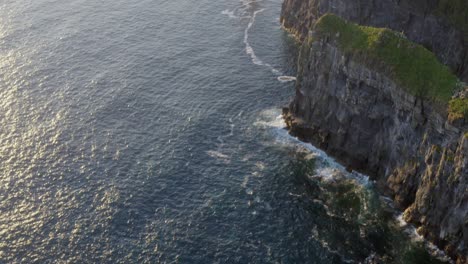 Dynamische-Luftaufnahme-Vom-Meereshorizont-Bis-Zum-Fuß-Der-Klippen-Von-Moher