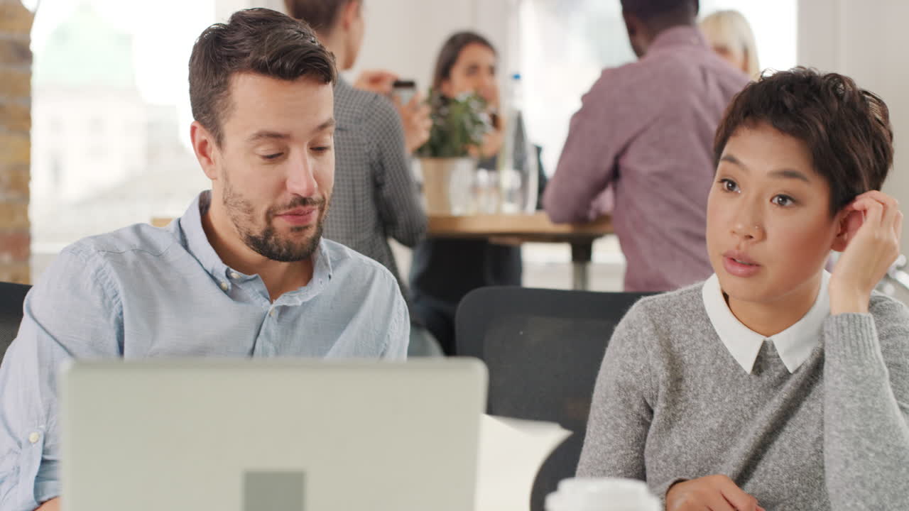 트렌디한  ⁇ 스터 사무실에서 새로운 아이디어를 논의하는 창의적인 비즈니스 팀 회의. 여성 관리자 또는 동료가 방향을 제시합니다.