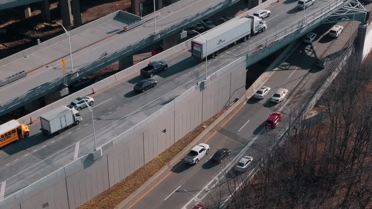 Flussi di traffico sulle autostrade di New York durante il giorno