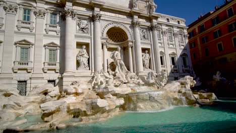 la fuente de trevi en roma, italia