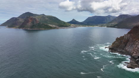 Chapman-Pico-Sudáfrica-Aéreo-Cinemático-Dron-Hout-Bahía-Puerto-Deportivo-Ciudad-Del-Cabo-Pescado-Hoek-Buena-Esperanza-Simon&#39;s-Town-Olas-Estrellarse-Escabroso-Costa-Maravilloso-Agua-Azul-Profundo-Lozano-Verde-Primavera-Verano-Delantero