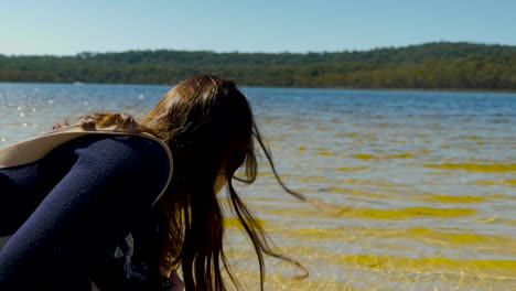 Mujer-Turista-Asiática-En-Brownlake,-North-Stradbroke-Island,-Brisbane,-Australia