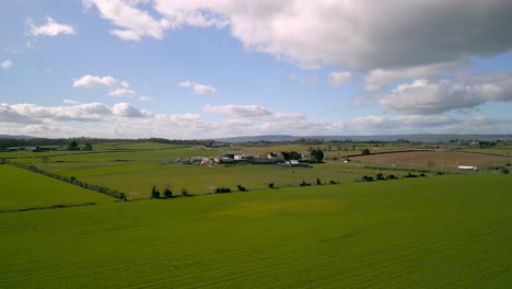 Toma-Aérea-De-Una-Granja-Irlandesa-En-Un-Día-Soleado