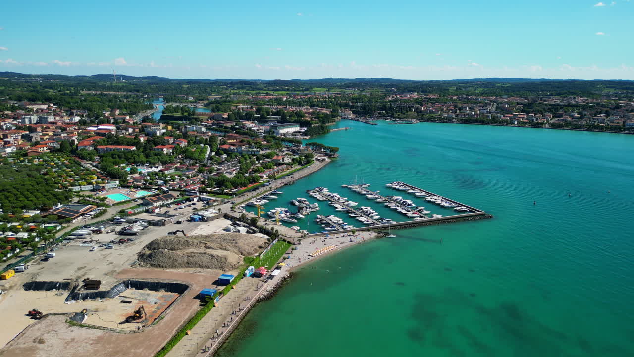 ángulo aéreo alto sobre la costa del lago peschiera del garda, verona, italia video de stock en 4k