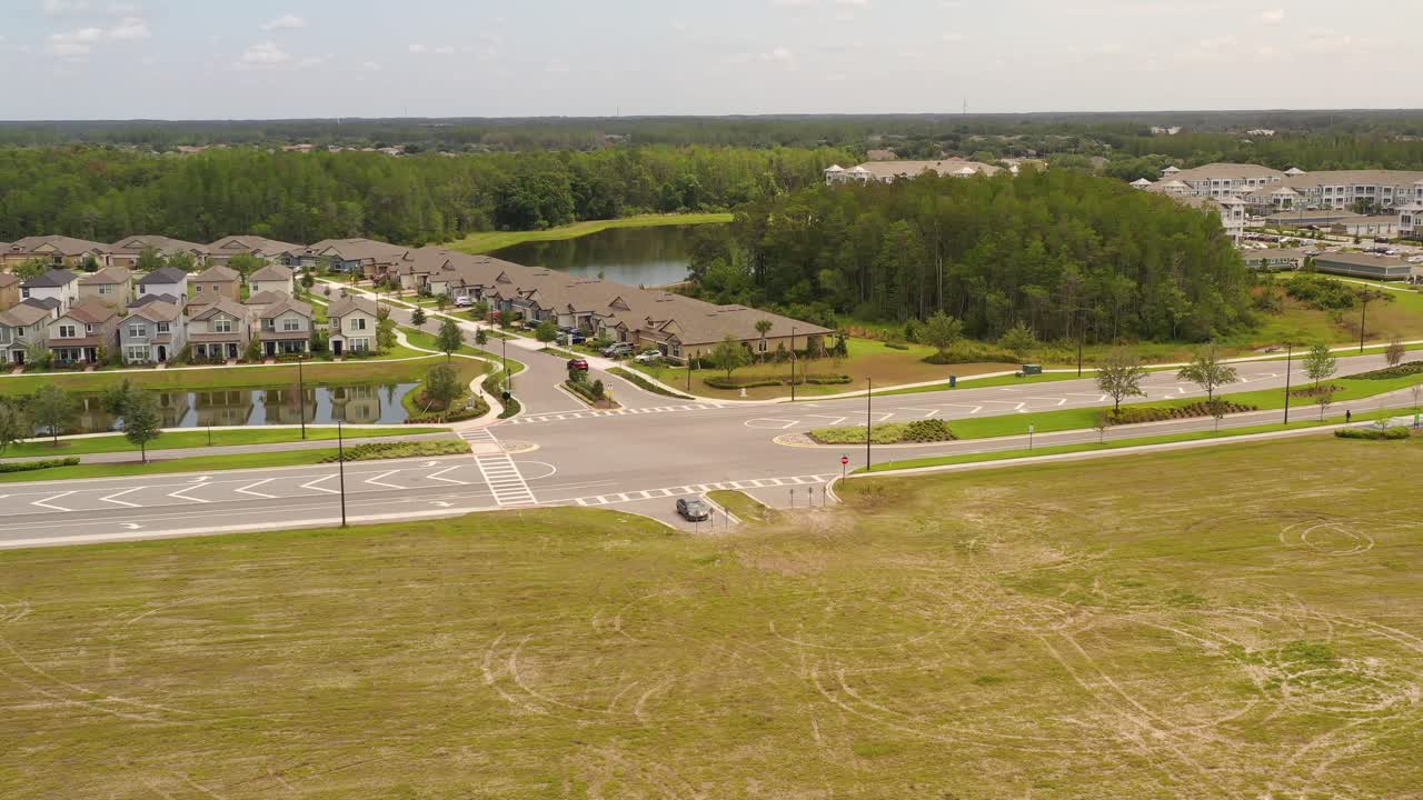 vista aérea de casas residenciales de lujo en el campo de land o'lakes en florida