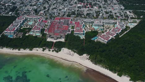 vista aérea ascendente de un extenso resort frente a la costa de méxico