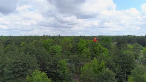 un dron volador yuneec h520 sobre los árboles verdes - dron aéreo