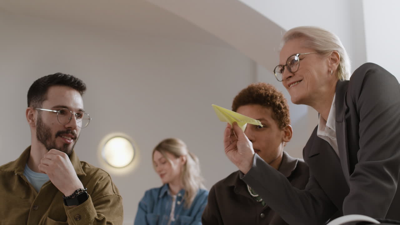 학생들과 교사들이 교실에서