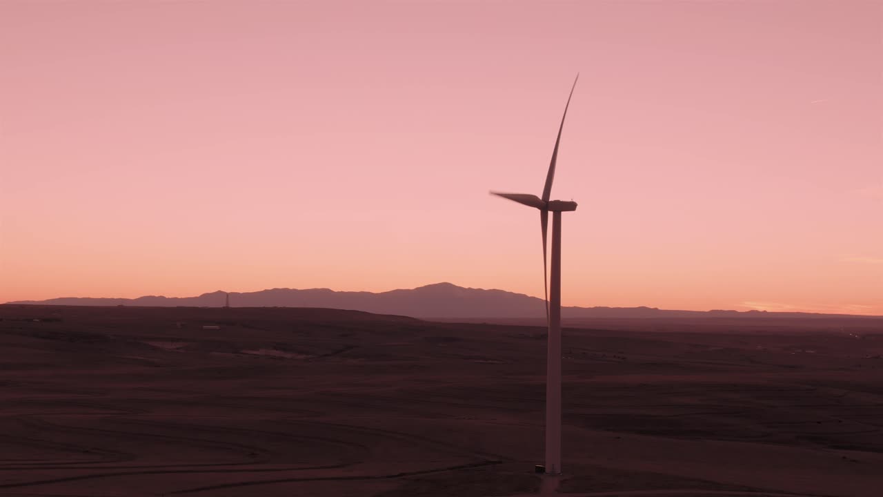 일몰 무렵 콜로라도의 칼한 근처에 있는 풍력 발전 단지의 공중 촬영
