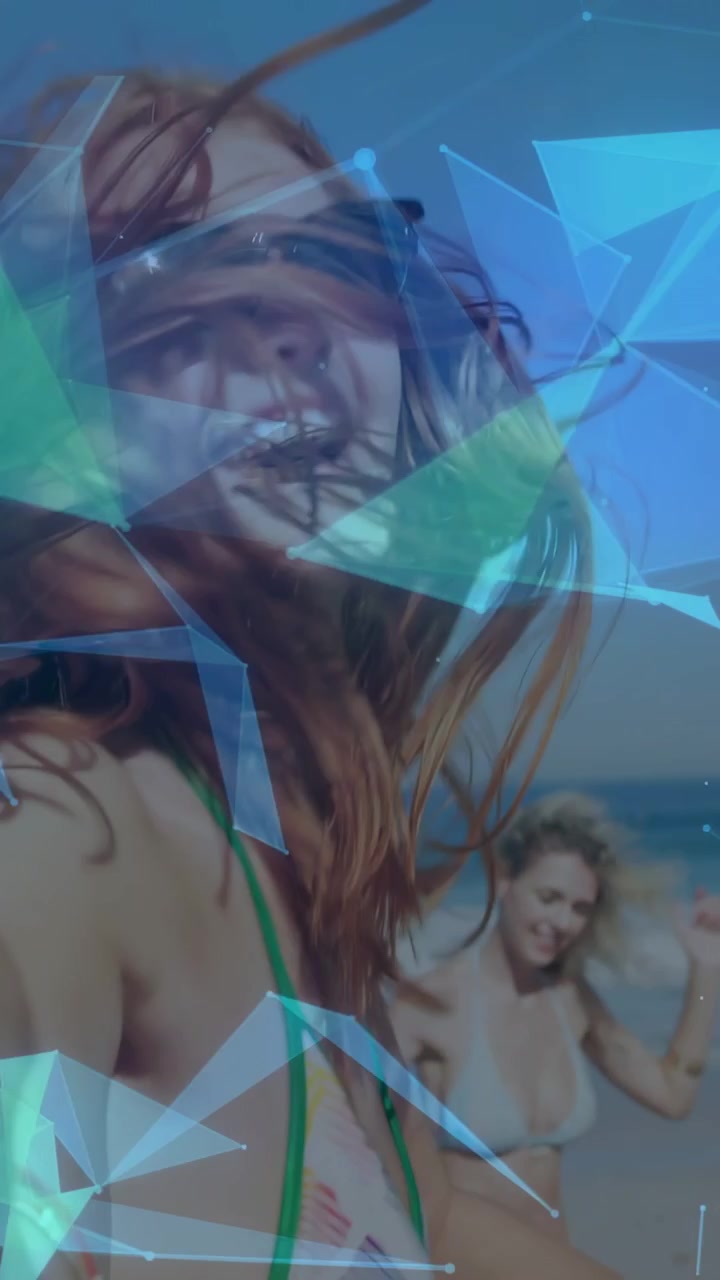 Video verticale: Donna che si protende ridendo mentre la telecamera zooma, con un overlay blu che mostra sfumature e una pubblicità di viaggi.