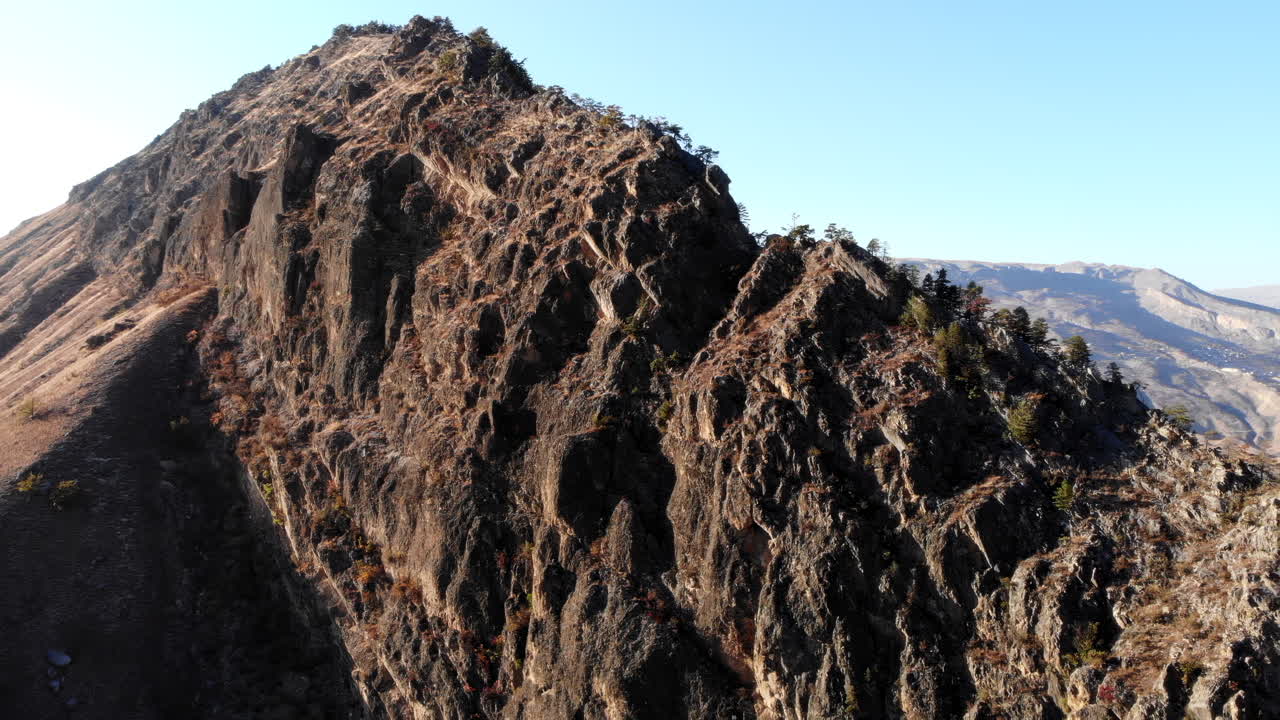 Crinale montuoso roccioso soleggiato con cielo azzurro sereno