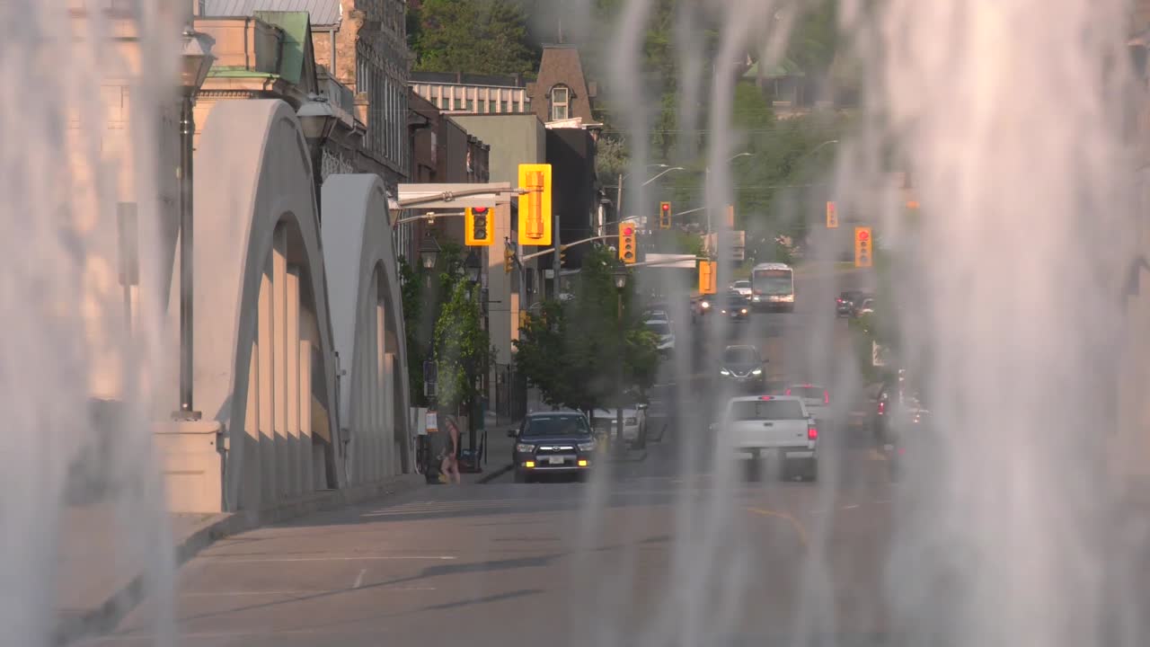 배경에 다리가 있는 분수