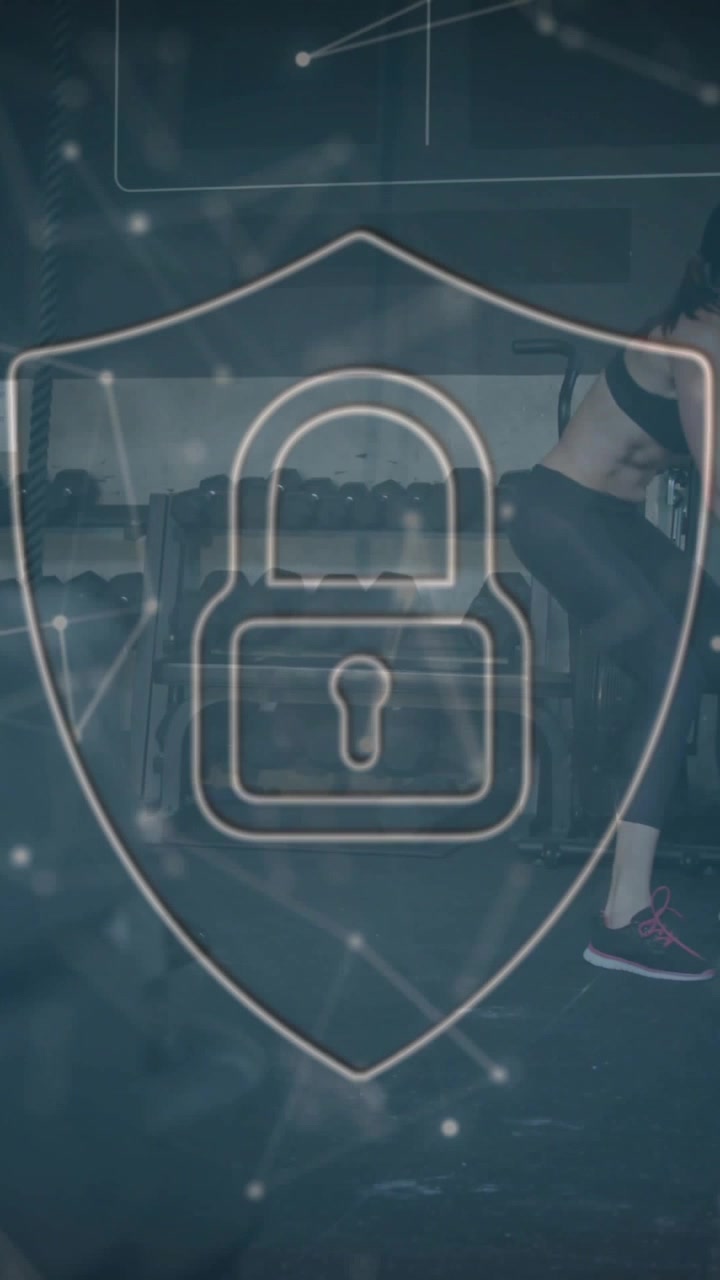 Vídeo vertical: Mulher se aproximando do suporte, apoiando-se no banco e fazendo remadas para fitness sob proteção de segurança.