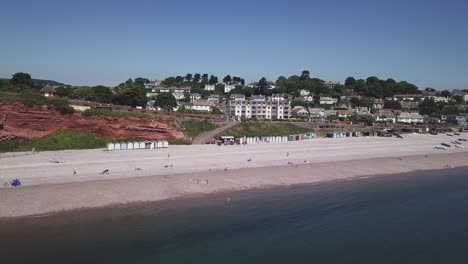 Una-Vista-Aérea-De-Las-Hermosas-Playas-De-Guijarros-De-Budleigh-Salterton,-Un-Pequeño-Pueblo-En-La-Costa-Jurásica-En-El-Este-De-Devon,-Inglaterra-Cerca-De-Exeter