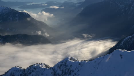 La-Impresionante-Entrada-De-Salmón-En-Columbia-Británica,-Canadá,-Rodeada-De-Montañas-Nevadas-Que-Alcanzan-El-Cielo---Toma-Aérea