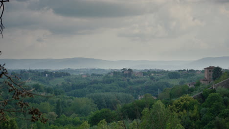 Sereno-Paisaje-Toscano,-Colinas-Y-Villas-Históricas,-Siena,-Italia