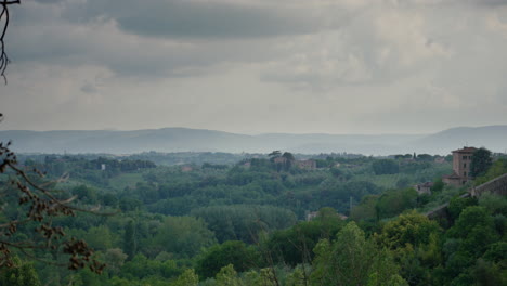 paisaje sereno de la toscana, colinas onduladas y villas históricas, siena, italia