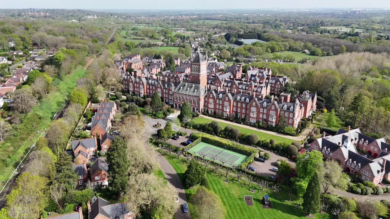 Luftfoto av ombygde leiligheter i Holloway Sanatorium, nå kjent som Crossland House, Virginia Water