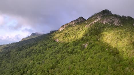 nubes de la montaña abuelo en el pico aérea de linville nc, carolina del norte
