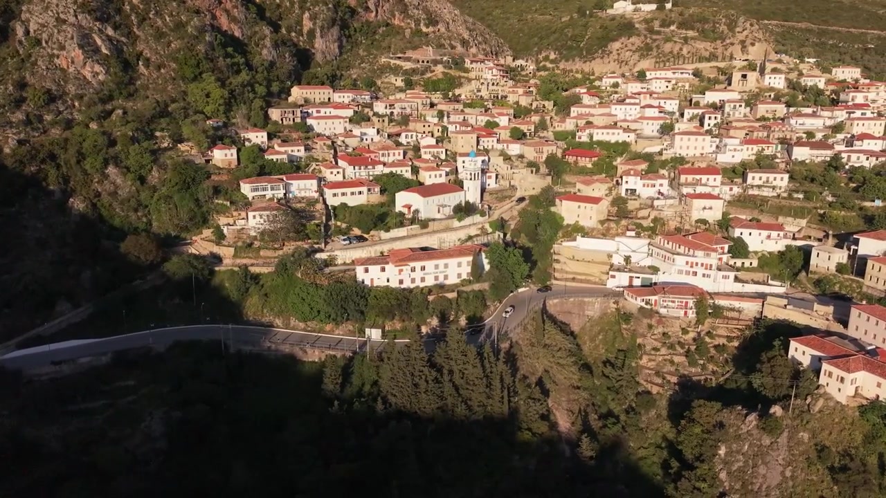 Incredibile video con drone del villaggio di Dhërmi nell'Albania meridionale