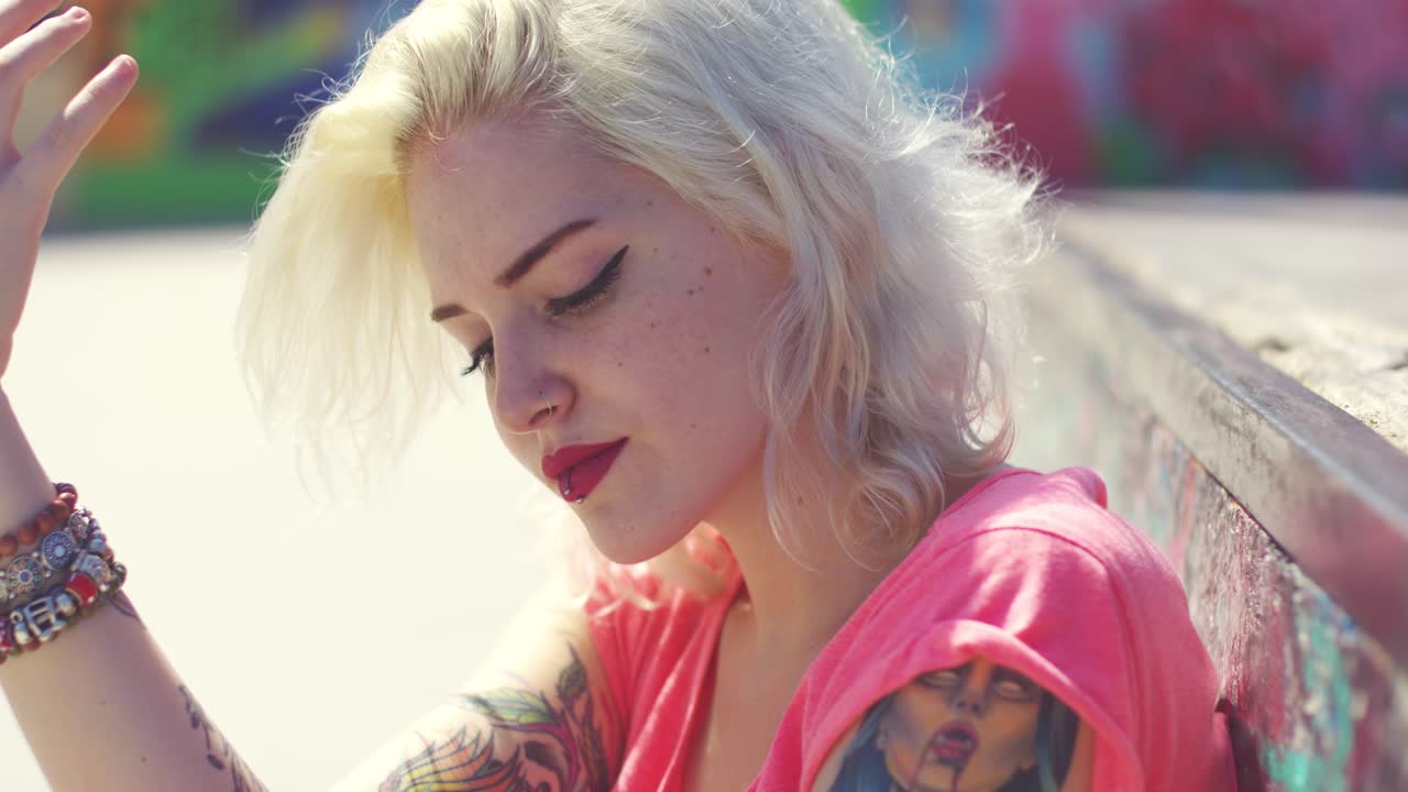 태양 을 쳐다보는 매력적 인 젊은 여자