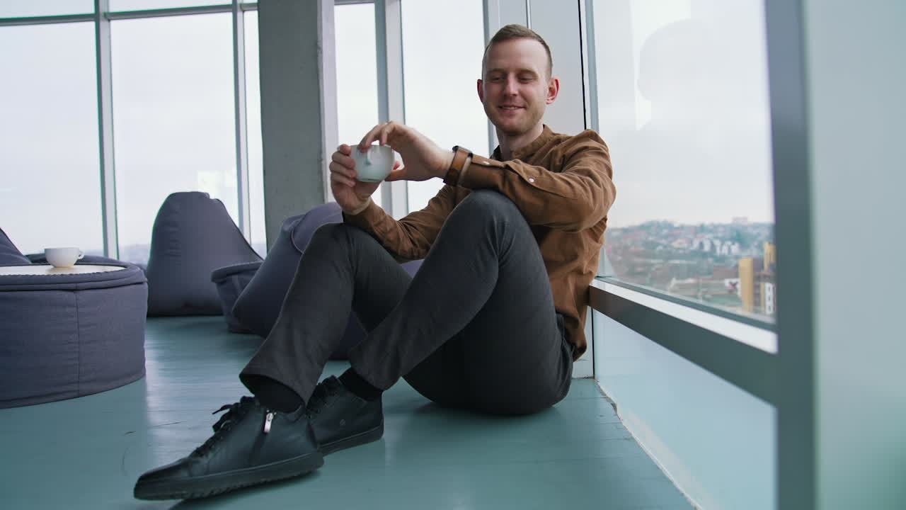 joven empresario bebiendo café