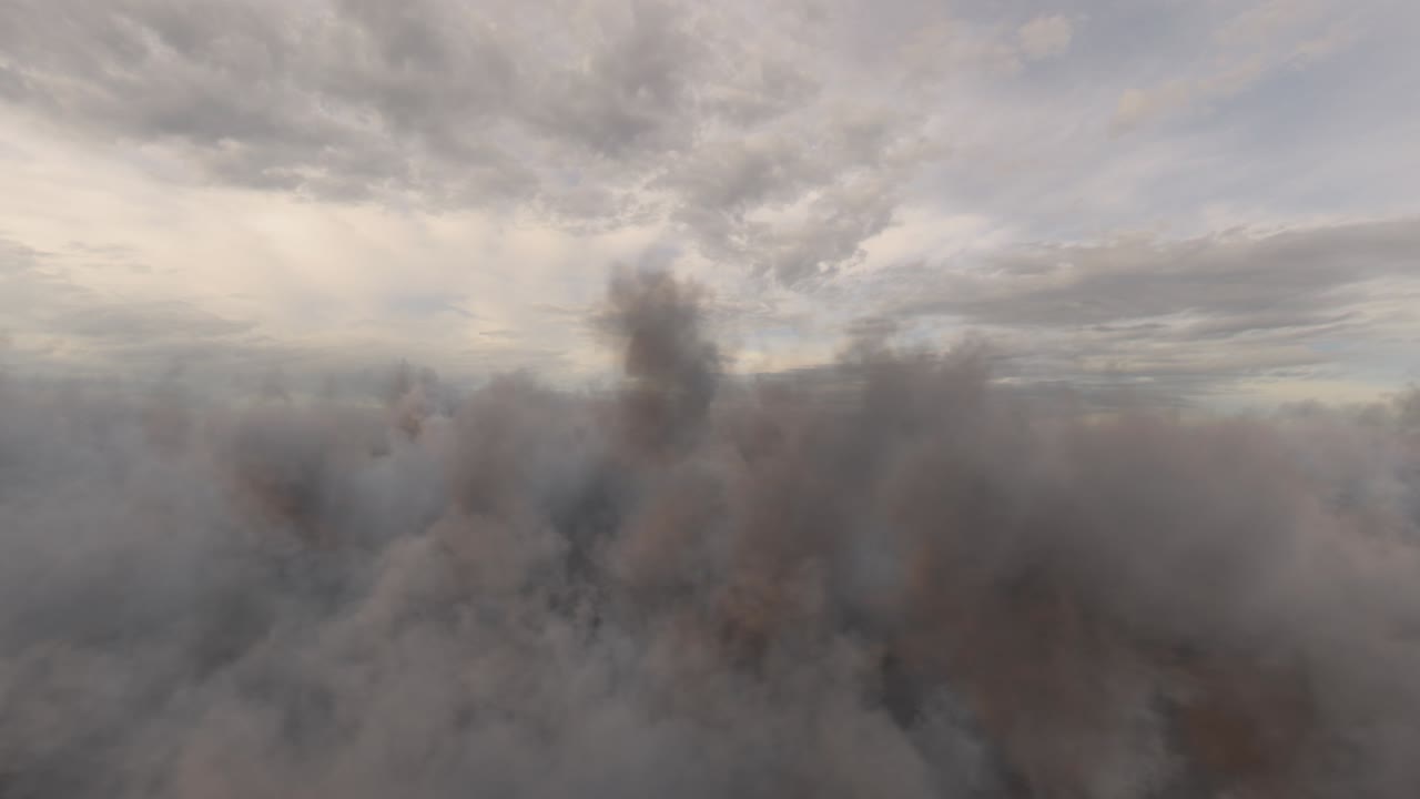 Volando sopra il loop di sfondo animato cinematografico con nuvole grigie.