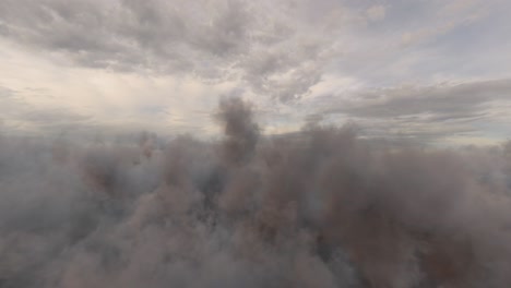 volando por encima de las nubes grises cinematográficas bucle de fondo de movimiento