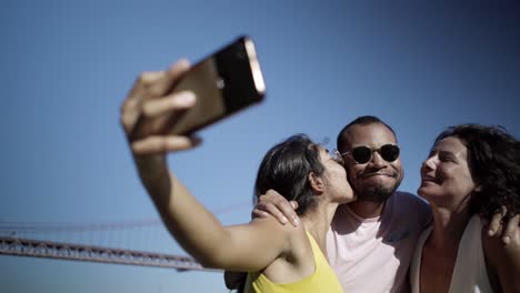 Cheerful-multiethnic-friends-taking-selfie