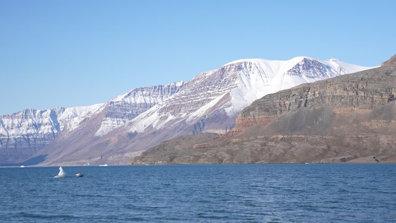 la belleza natural de groenlandia, las cimas de las montañas cubiertas de nieve sobre el mar en un soleado día de primavera